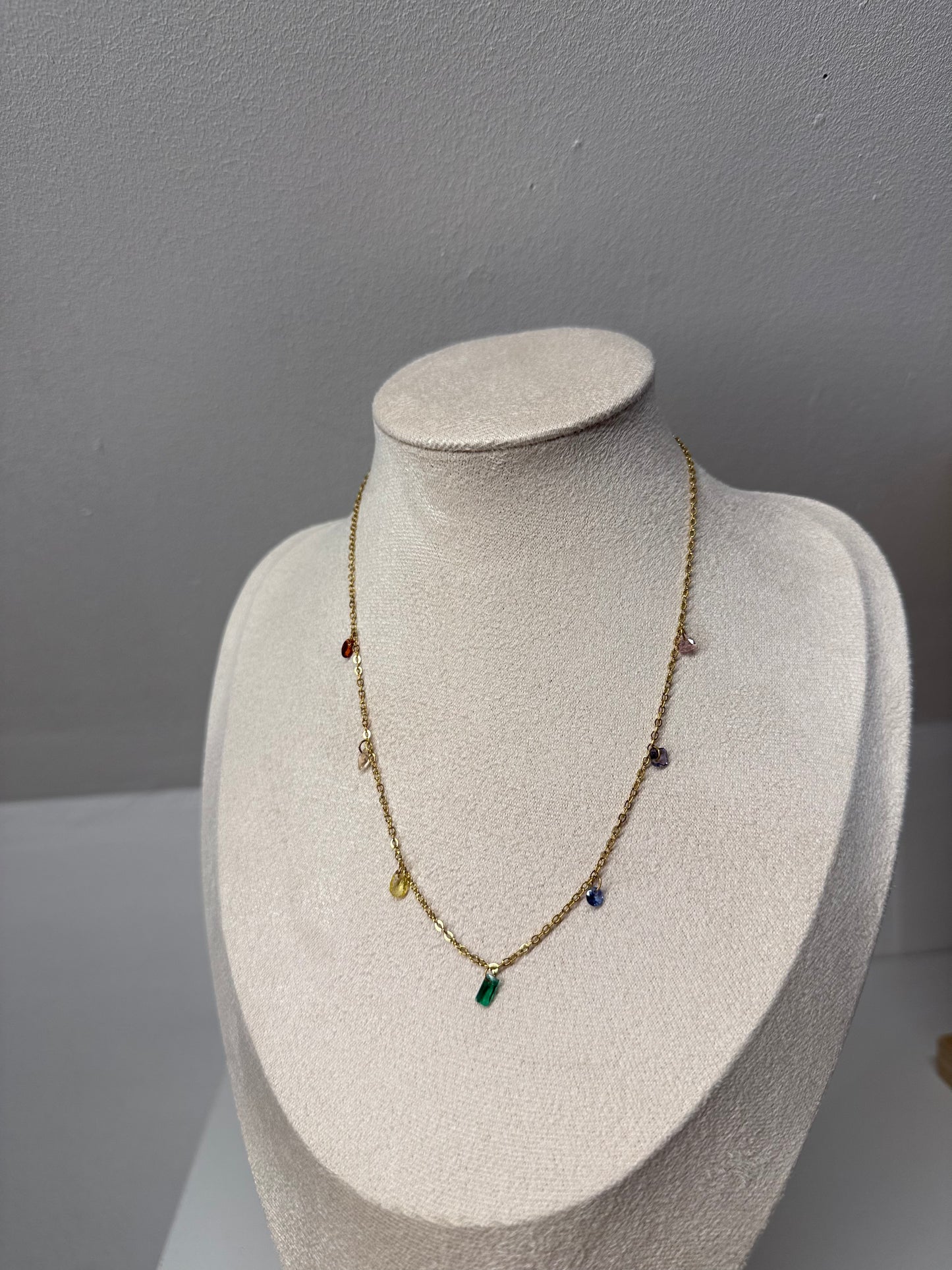 Collier « Éclats d’Arc-en-Ciel » – Élégance & Bonne Humeur